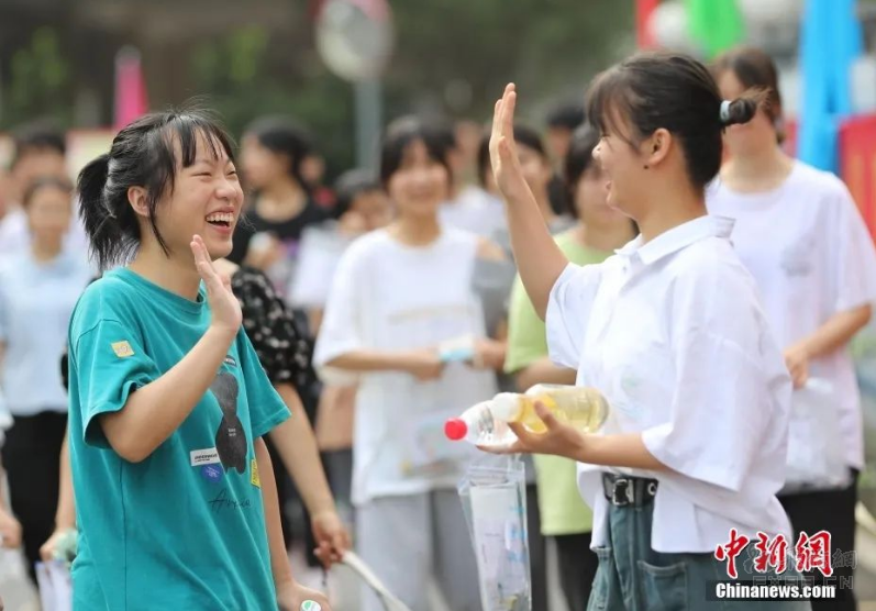 “一个女人，朋友圈这样发，，说明她很聪明”